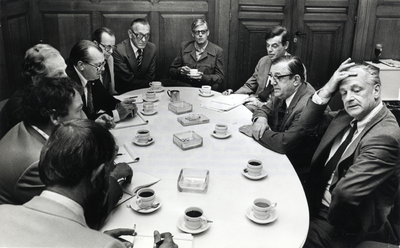 402917 Afbeelding van een overleg tussen vakbonden, ondernemingsraad en de directie van de SMDK (onderdeel van de ...